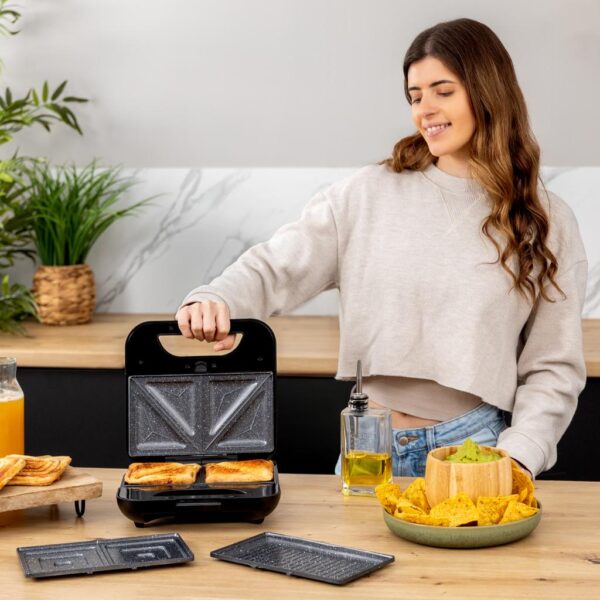 Imagen 4 Sandwichera 3 en 1 de 800 W con placas intercambiables. Tuesta sándwiches, gofres y grill. Revestimiento antiadherente RockStone y acabados en acero inoxidable.