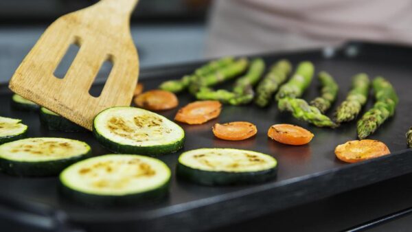 Imagen 3 Plancha de asar de gran potencia y revestimiento antiadherente Daikin. Cuenta con temperatura ajustable, bandeja recogegrasas y es apta para lavavajillas.