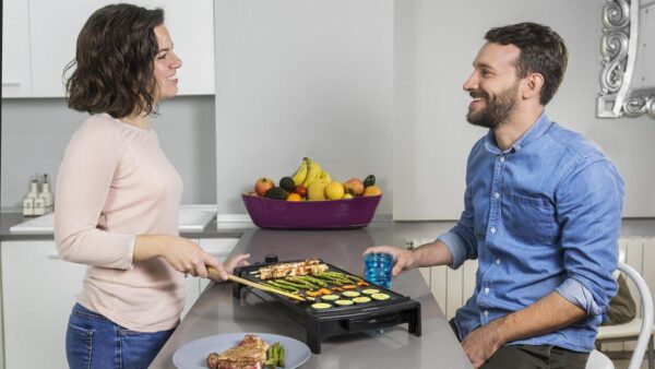 Imagen 4 Plancha de asar de gran potencia y revestimiento antiadherente Daikin. Cuenta con temperatura ajustable, bandeja recogegrasas y es apta para lavavajillas.