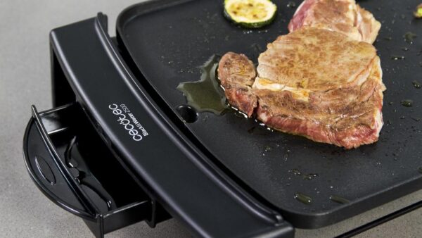 Imagen 5 Plancha de asar de gran potencia y revestimiento antiadherente Daikin. Cuenta con temperatura ajustable, bandeja recogegrasas y es apta para lavavajillas.