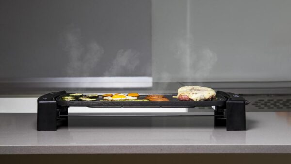 Imagen 6 Plancha de asar de gran potencia y revestimiento antiadherente Daikin. Cuenta con temperatura ajustable, bandeja recogegrasas y es apta para lavavajillas.