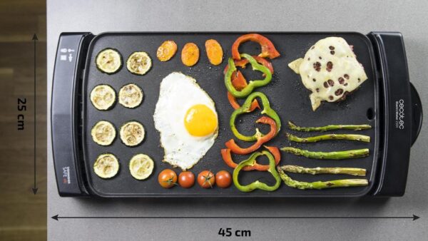 Imagen 7 Plancha de asar de gran potencia y revestimiento antiadherente Daikin. Cuenta con temperatura ajustable, bandeja recogegrasas y es apta para lavavajillas.