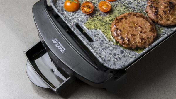 Imagen 3 Plancha eléctrica de 1800 W con revestimiento RockStone de gran dureza y antiadherencia. Incluye termostato regulable, superficie amplia y cajetín recogegrasas.