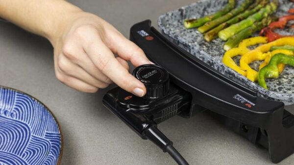 Imagen 4 Plancha eléctrica de 1800 W con revestimiento RockStone de gran dureza y antiadherencia. Incluye termostato regulable, superficie amplia y cajetín recogegrasas.