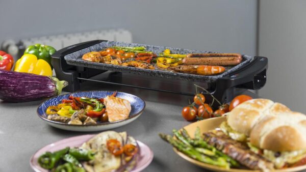 Imagen 6 Plancha eléctrica de 1800 W con revestimiento RockStone de gran dureza y antiadherencia. Incluye termostato regulable, superficie amplia y cajetín recogegrasas.