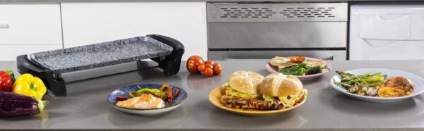 Imagen 7 Plancha eléctrica de 1800 W con revestimiento RockStone de gran dureza y antiadherencia. Incluye termostato regulable, superficie amplia y cajetín recogegrasas.
