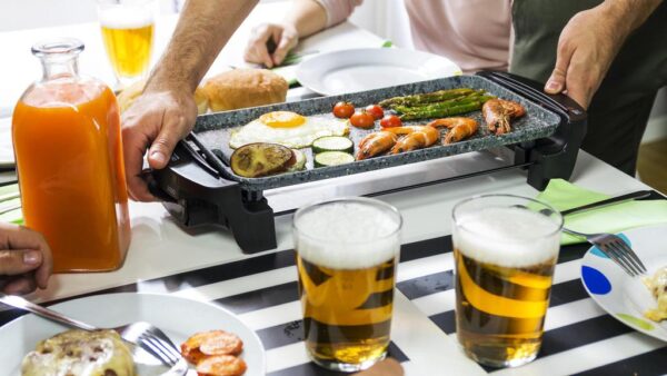 Imagen 8 Plancha eléctrica de 1800 W con revestimiento RockStone de gran dureza y antiadherencia. Incluye termostato regulable, superficie amplia y cajetín recogegrasas.