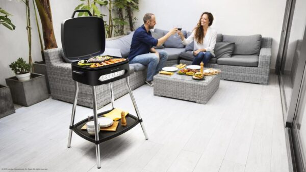 Imagen 3 Barbacoa eléctrica Cecotec PerfectCountry BBQ de 2000W. Cuenta con revestimiento antiadherente RockStone, tapa abatible y superficie de asado 43x38.