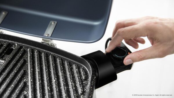 Imagen 4 Barbacoa eléctrica Cecotec PerfectCountry BBQ de 2000W. Cuenta con revestimiento antiadherente RockStone, tapa abatible y superficie de asado 43x38.