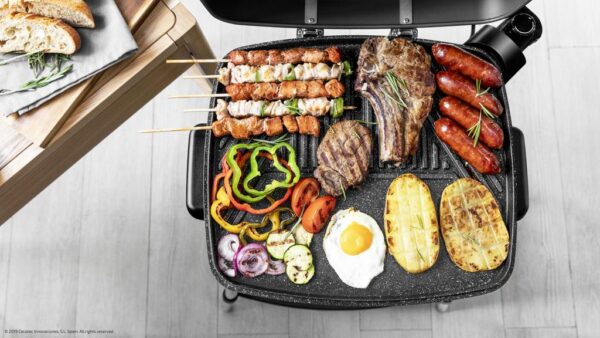 Imagen 5 Barbacoa eléctrica Cecotec PerfectCountry BBQ de 2000W. Cuenta con revestimiento antiadherente RockStone, tapa abatible y superficie de asado 43x38.