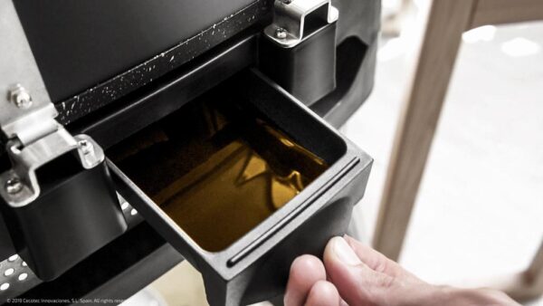 Imagen 6 Barbacoa eléctrica Cecotec PerfectCountry BBQ de 2000W. Cuenta con revestimiento antiadherente RockStone, tapa abatible y superficie de asado 43x38.