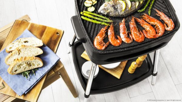 Imagen 7 Barbacoa eléctrica Cecotec PerfectCountry BBQ de 2000W. Cuenta con revestimiento antiadherente RockStone, tapa abatible y superficie de asado 43x38.