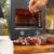 Imagen 7 Horno de asado de alta temperatura hasta 850 ºC con 2200 W. Incluye parrilla de hierro fundido y piedra para pizzas. Ideal para sellado perfecto de carne.