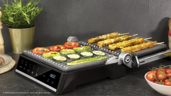 Imagen 3 Parrilla eléctrica 2000 W con sistema AutoCook, apertura 180º y placas extraíbles. Revestimiento RockStone antiadherente y control de temperatura automático.