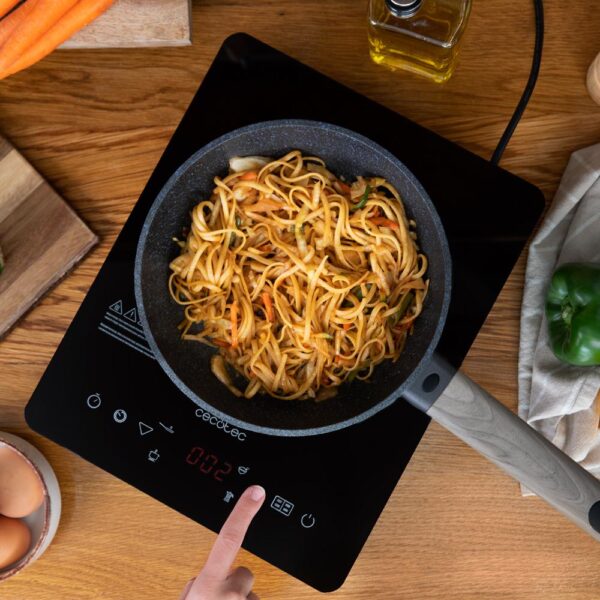 Imagen 5 Placa de inducción portátil Cecotec Full Crystal Onyx de 2000 W con cristal esmaltado, control táctil, 4 programas preconfigurados y temperatura regulable.