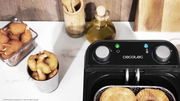 Imagen 6 Freidora eléctrica de 3 litros con filtro OilCleaner para mantener el aceite limpio. 2400 W de potencia, temporizador de 30 minutos y diseño elegante en negro.