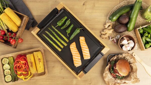 Imagen 4 Plancha asar eléctrica de 2000 W con estructura de bambú y placa antiadherente. Termostato regulable, cocina saludable y placa apta para lavavajillas.