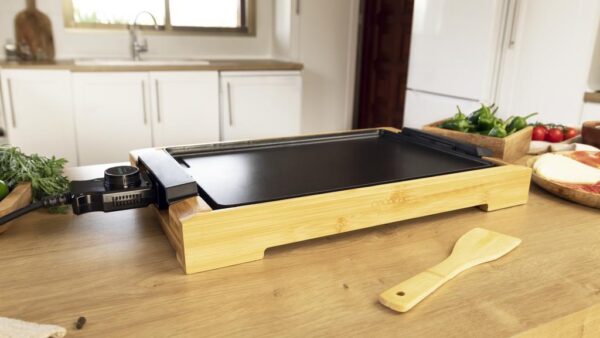 Imagen 5 Plancha asar eléctrica de 2000 W con estructura de bambú y placa antiadherente. Termostato regulable, cocina saludable y placa apta para lavavajillas.