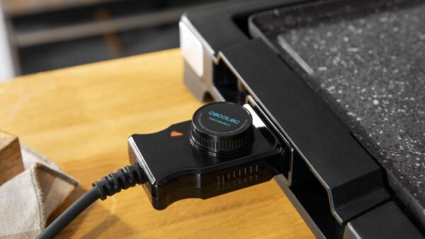 Imagen 4 Plancha eléctrica de 2000 W con acabados inox y superficie mixta. Revestimiento RockStone antiadherente y termostato regulable para una cocina precisa.