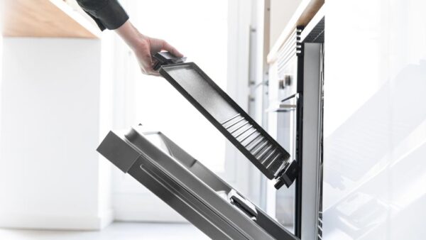 Imagen 5 Plancha eléctrica de 2000 W con acabados inox y superficie mixta. Revestimiento RockStone antiadherente y termostato regulable para una cocina precisa.