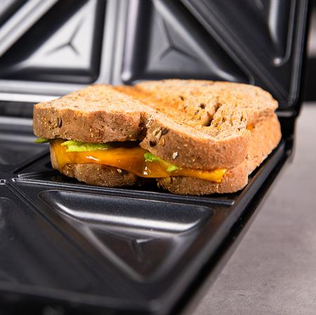 Imagen 4 Sandwichera Rock'nToast Family de 1500 W con capacidad para 4 sándwiches. Acabados en acero inoxidable y revestimiento antiadherente para un tostado perfecto.