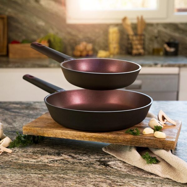 Imagen 3 Set de sartenes 20-24 cm Cecotec Polka Experience. Aluminio fundido, antiadherente Titan y fondo Full Induction. Aptas para todas las cocinas y lavavajillas.