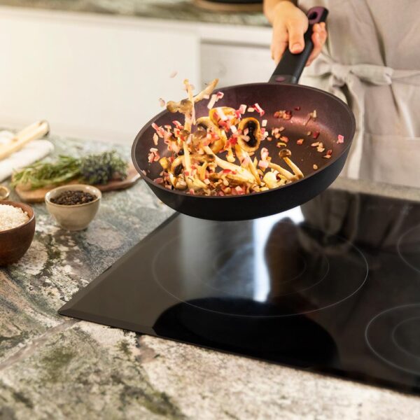 Imagen 5 Set de sartenes 20-24 cm Cecotec Polka Experience. Aluminio fundido, antiadherente Titan y fondo Full Induction. Aptas para todas las cocinas y lavavajillas.