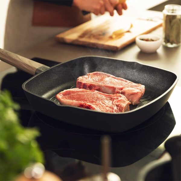 Imagen 5 Grill Polka Excellence 28 cm de aluminio fundido con revestimiento Teflon Profile. Fondo Full Induction indeformable apto para todas las cocinas y lavavajillas.