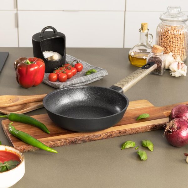 3140-Imagen-3 Imagen 3 Sartén de 20 cm Polka Excellence Bucket Force. Fabricada en aluminio fundido con revestimiento antiadherente de alta calidad. Apta para todas las cocinas.