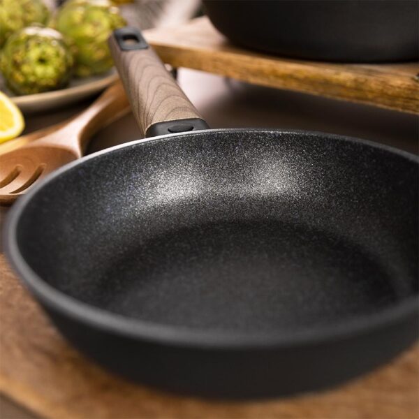 3140-Imagen-4 Imagen 4 Sartén de 20 cm Polka Excellence Bucket Force. Fabricada en aluminio fundido con revestimiento antiadherente de alta calidad. Apta para todas las cocinas.