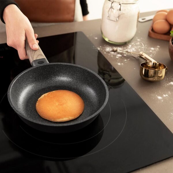 3140-Imagen-6 Imagen 6 Sartén de 20 cm Polka Excellence Bucket Force. Fabricada en aluminio fundido con revestimiento antiadherente de alta calidad. Apta para todas las cocinas.