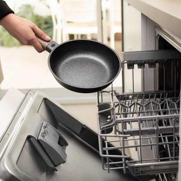 3140-Imagen-7 Imagen 7 Sartén de 20 cm Polka Excellence Bucket Force. Fabricada en aluminio fundido con revestimiento antiadherente de alta calidad. Apta para todas las cocinas.