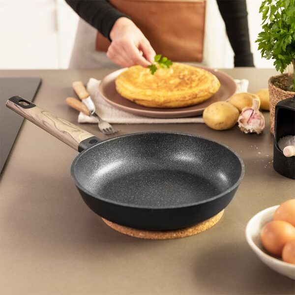 Imagen 3 Sartén de 24 cm en aluminio fundido indeformable con revestimiento antiadherente de alta calidad. Apta para lavavajillas y todo tipo de cocinas, incluida inducción.