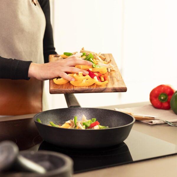 Imagen 5 Sartén Polka Excellence de 28 cm en aluminio fundido. Revestimiento antiadherente superior y fondo indeformable apto para todo tipo de cocinas y lavavajillas.