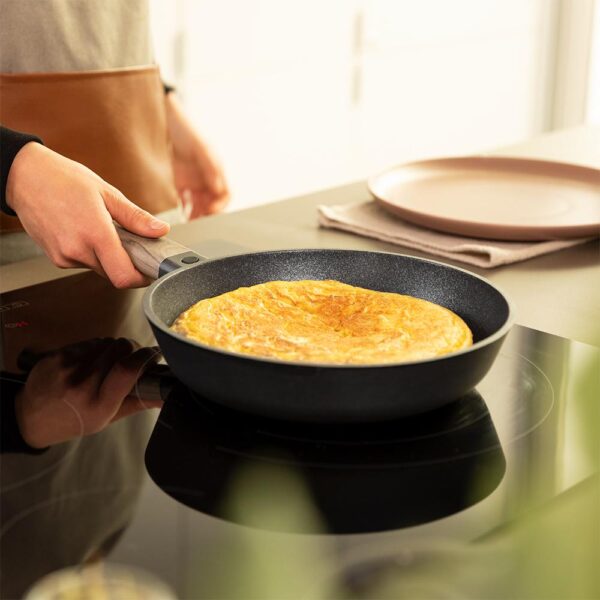 Imagen 6 Sartén Polka Excellence de 28 cm en aluminio fundido. Revestimiento antiadherente superior y fondo indeformable apto para todo tipo de cocinas y lavavajillas.