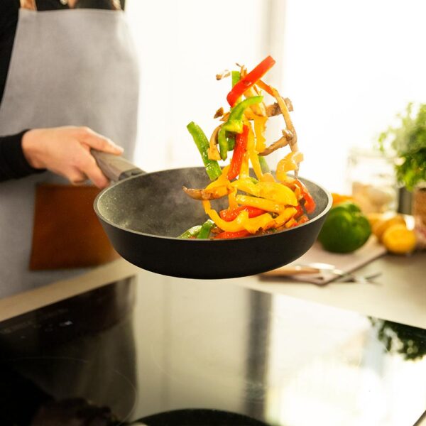 Imagen 8 Sartén Polka Excellence de 28 cm en aluminio fundido. Revestimiento antiadherente superior y fondo indeformable apto para todo tipo de cocinas y lavavajillas.