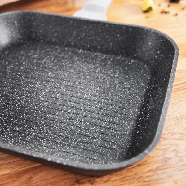 Imagen 4 Grill de 28 cm Polka Exclusive Wood&Rock. Aluminio forjado, antiadherente Teflon Select y mango baquelita tacto frío. Apto para inducción y lavavajillas.