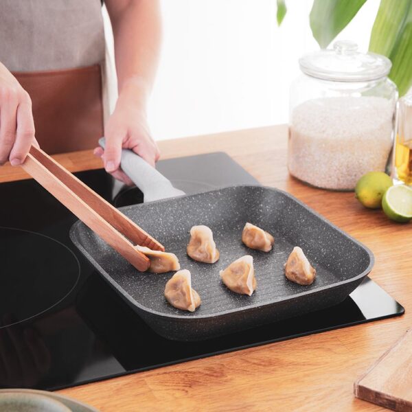 Imagen 5 Grill de 28 cm Polka Exclusive Wood&Rock. Aluminio forjado, antiadherente Teflon Select y mango baquelita tacto frío. Apto para inducción y lavavajillas.