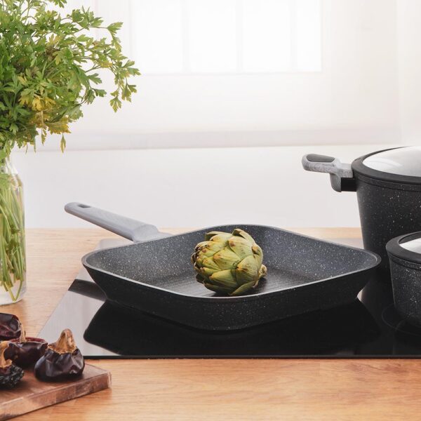 Imagen 8 Grill de 28 cm Polka Exclusive Wood&Rock. Aluminio forjado, antiadherente Teflon Select y mango baquelita tacto frío. Apto para inducción y lavavajillas.