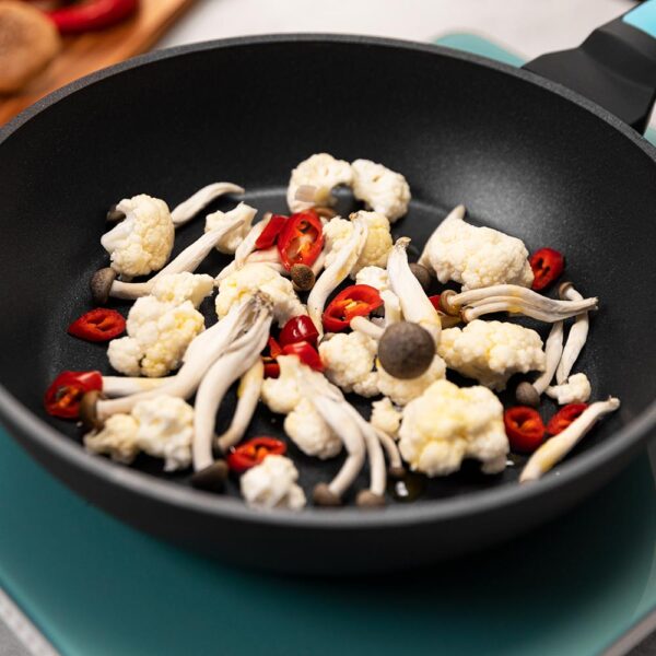 Imagen 7 Sartén de 28 cm en aluminio forjado con antiadherente Teflon Platinum Plus. Apta para todas las cocinas e inducción. Resistente, libre de PFOA y fácil limpieza.