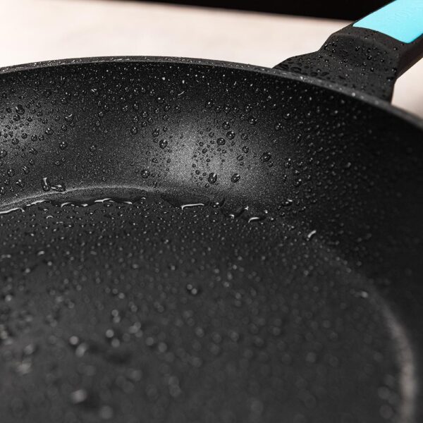 Imagen 8 Sartén de 28 cm en aluminio forjado con antiadherente Teflon Platinum Plus. Apta para todas las cocinas e inducción. Resistente, libre de PFOA y fácil limpieza.