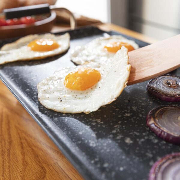 Imagen 3 Plancha de asar eléctrica de 2400 W con superficie XL de 70x22 cm. Revestimiento RockStone antiadherente para cocinar de forma saludable y limpieza fácil.