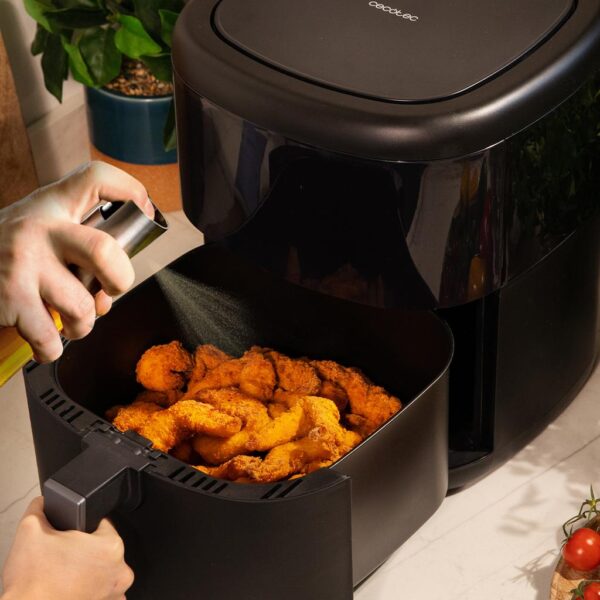 Imagen 3 Pulverizador de aceite Polka OilSpray 1000 de Cecotec. Capacidad de 100 ml, vidrio y acero inoxidable. Ideal para cocinar con menos grasa en tu CecoFry.