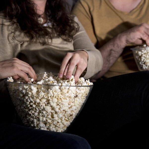 Imagen 5 Palomitero eléctrico de 1200 W con sistema de convección. Elabora palomitas saludables sin aceite en 2 minutos. Incluye cuchara dosificadora y fácil limpieza.