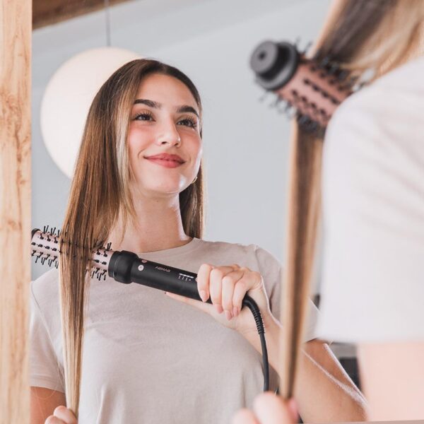 Imagen 4 Rizos perfectos con Bamba InstantCare Curly AirFlow. Cepillo de aire con rotación bidireccional, cilindro cerámico de 30 mm y temperatura ajustable para tu cabello.