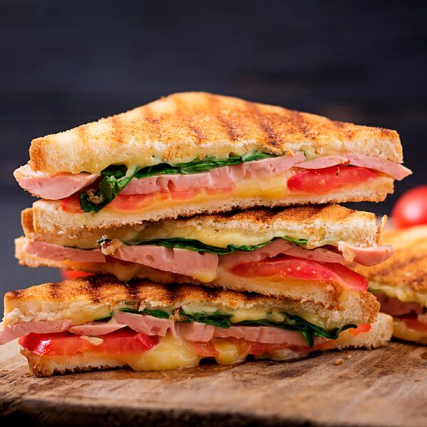 Imagen 4 Sandwichera eléctrica con capacidad para dos sándwiches y placas triangulares. Diseño profundo para rellenos generosos y revestimiento antiadherente RockStone.