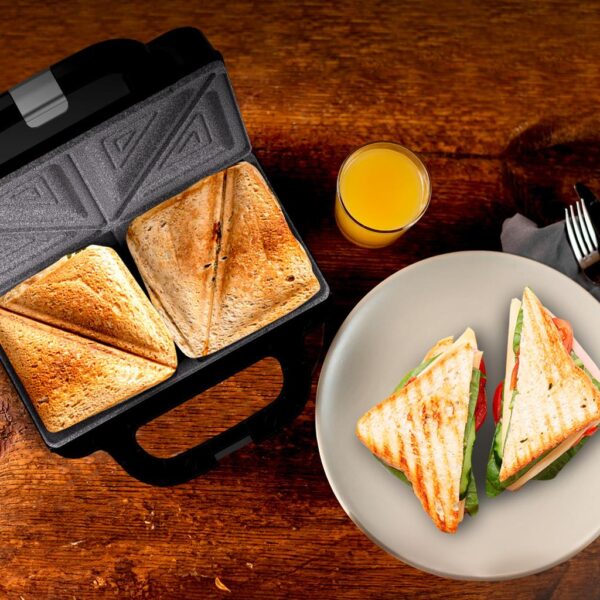 Imagen 8 Sandwichera eléctrica con capacidad para dos sándwiches y placas triangulares. Diseño profundo para rellenos generosos y revestimiento antiadherente RockStone.