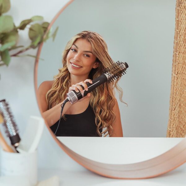 Imagen 4 Cepillo de aire Cecotec Bamba CeramicCare Unique Touch con pantalla LCD, revestimiento de cerámica y tecnología iónica para un cabello brillante y sin frizz.