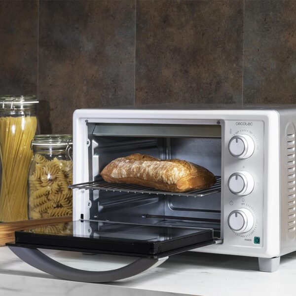 Imagen 3 Horno de sobremesa Bake&Toast 2300 White de Cecotec con 23 litros de capacidad, 1500 W, puerta de doble cristal y temperatura regulable hasta los 230 ºC.