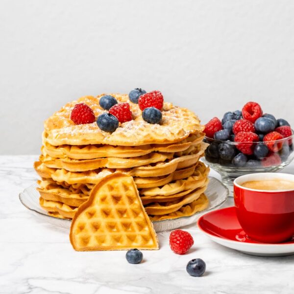 Imagen 5 Gofrera circular de 1000 W con revestimiento RockStone antiadherente. Diseño en acero inoxidable para preparar un gofre grande o cinco con forma de corazón.